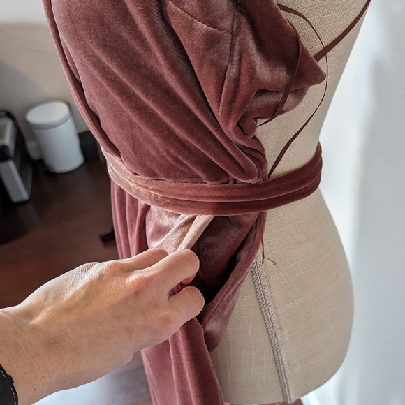 Elegant Mauve/Rose Velvet Jumpsuit with Halter Neckline - Picture 4 of 5